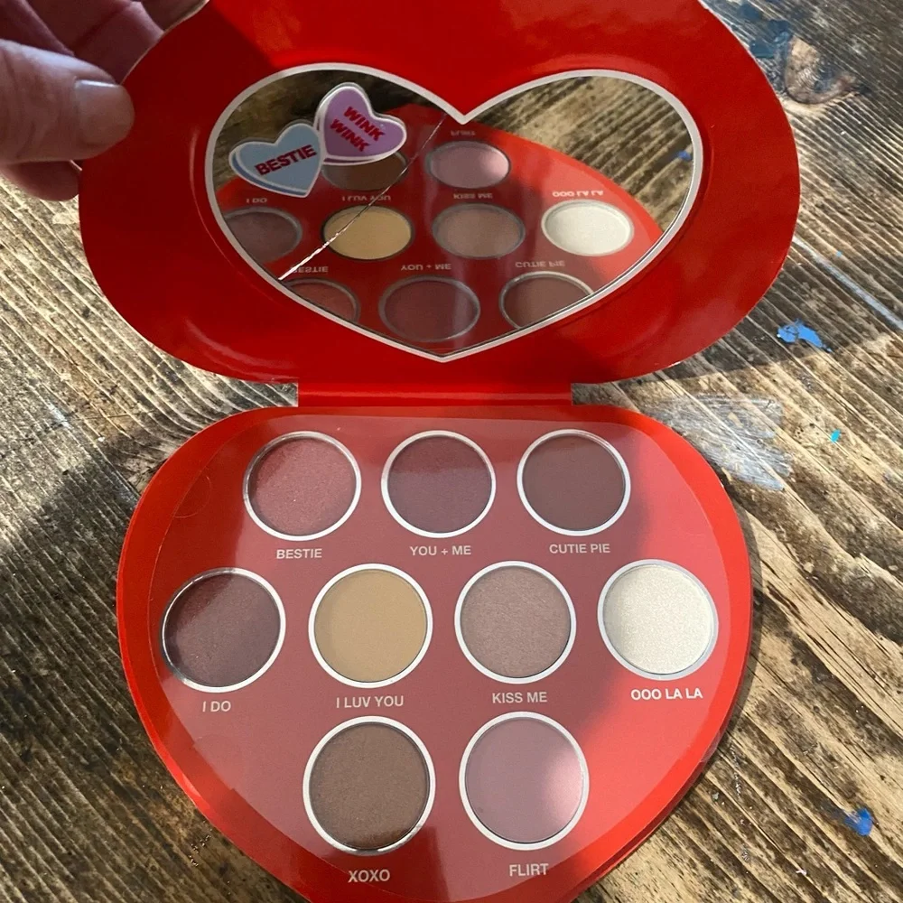 Cutest eye shadow palette with mini heart mirror! Fun to keep or for a gift❤️🩷